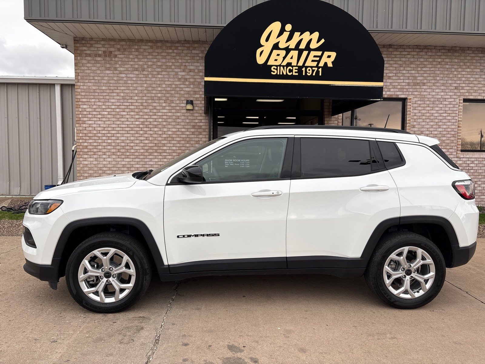 Used 2025 Jeep Compass Latitude w/ Convenience Group image 2