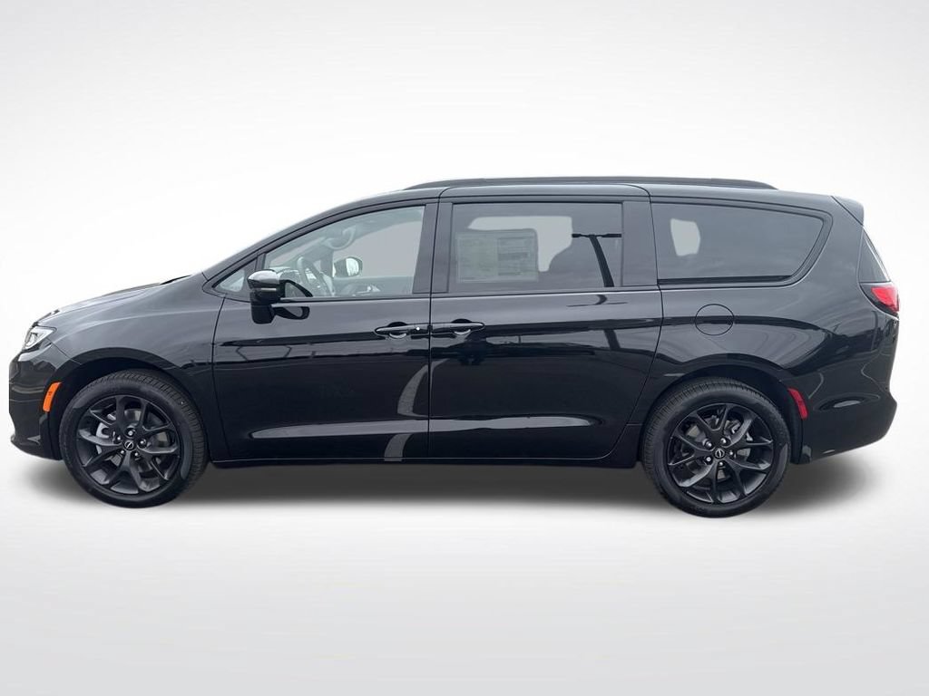 New 2026 Chrysler Pacifica Limited AWD/4WD image 2