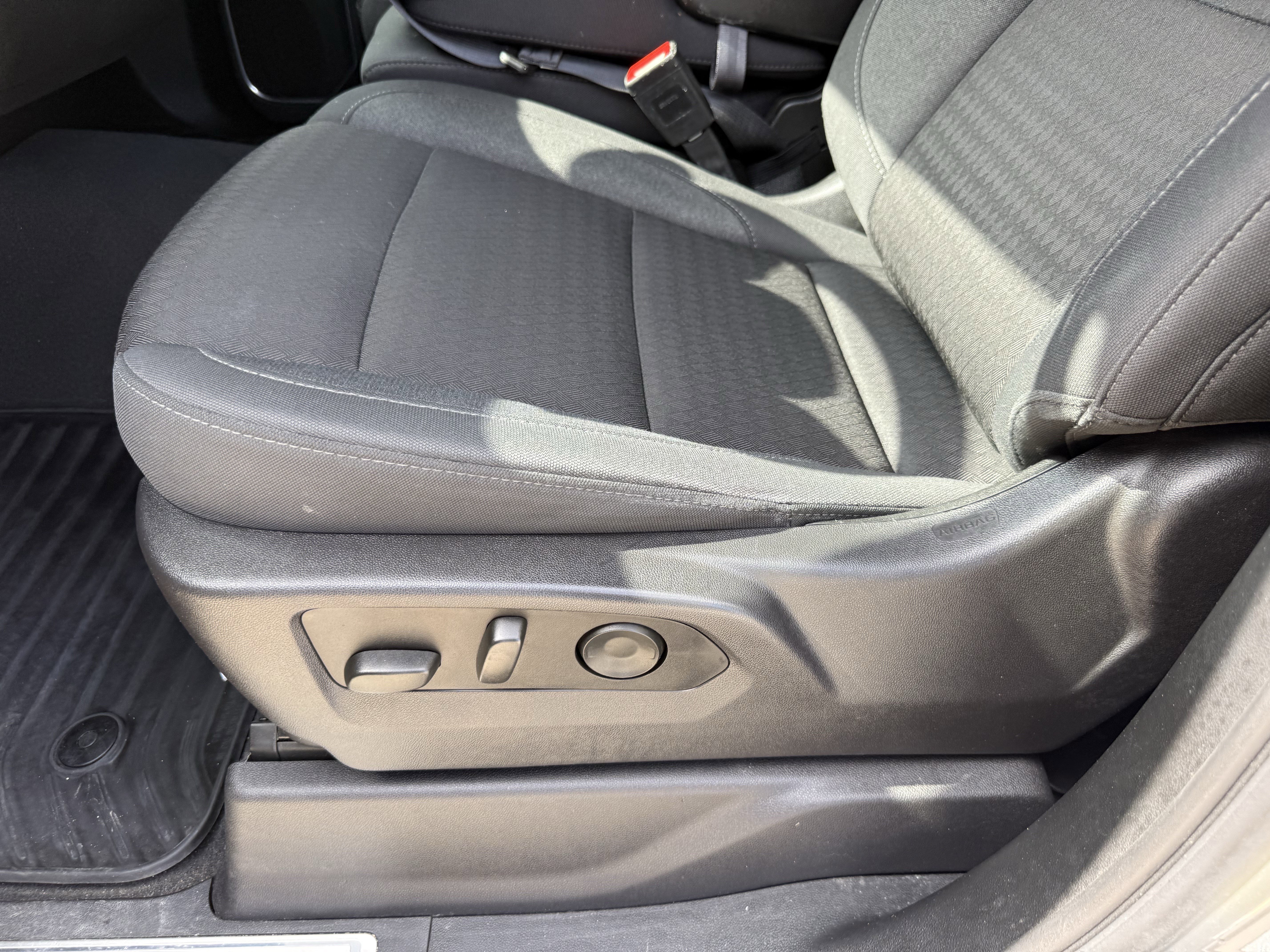 Used 2025 Chevrolet Silverado 1500 LT RWD image 27