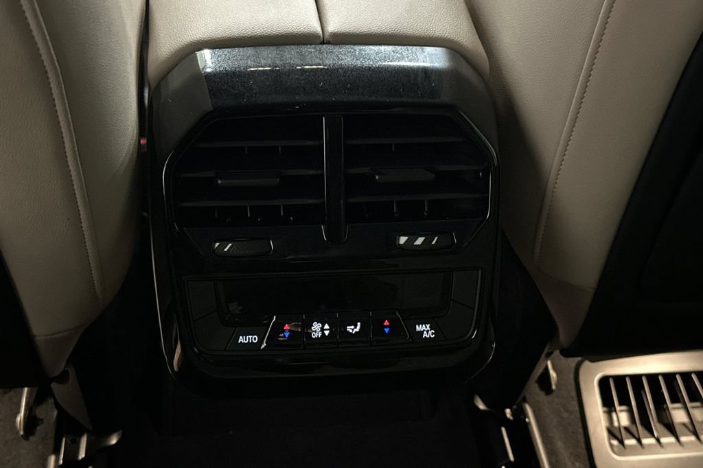 Used 2023 BMW iX xDrive50 w/ Sport Package AWD/4WD image 14