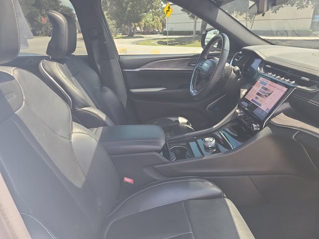 Used 2022 Jeep Grand Cherokee Overland w/ Luxury Tech Group IV RWD image 16