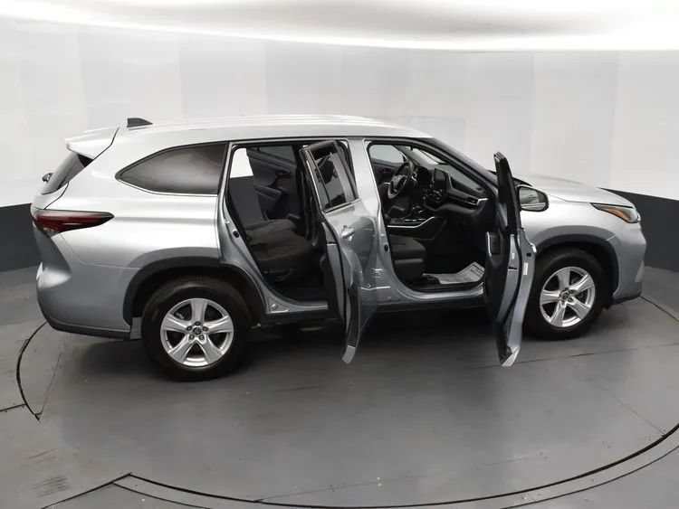 Used 2025 Toyota Highlander LE FWD image 6