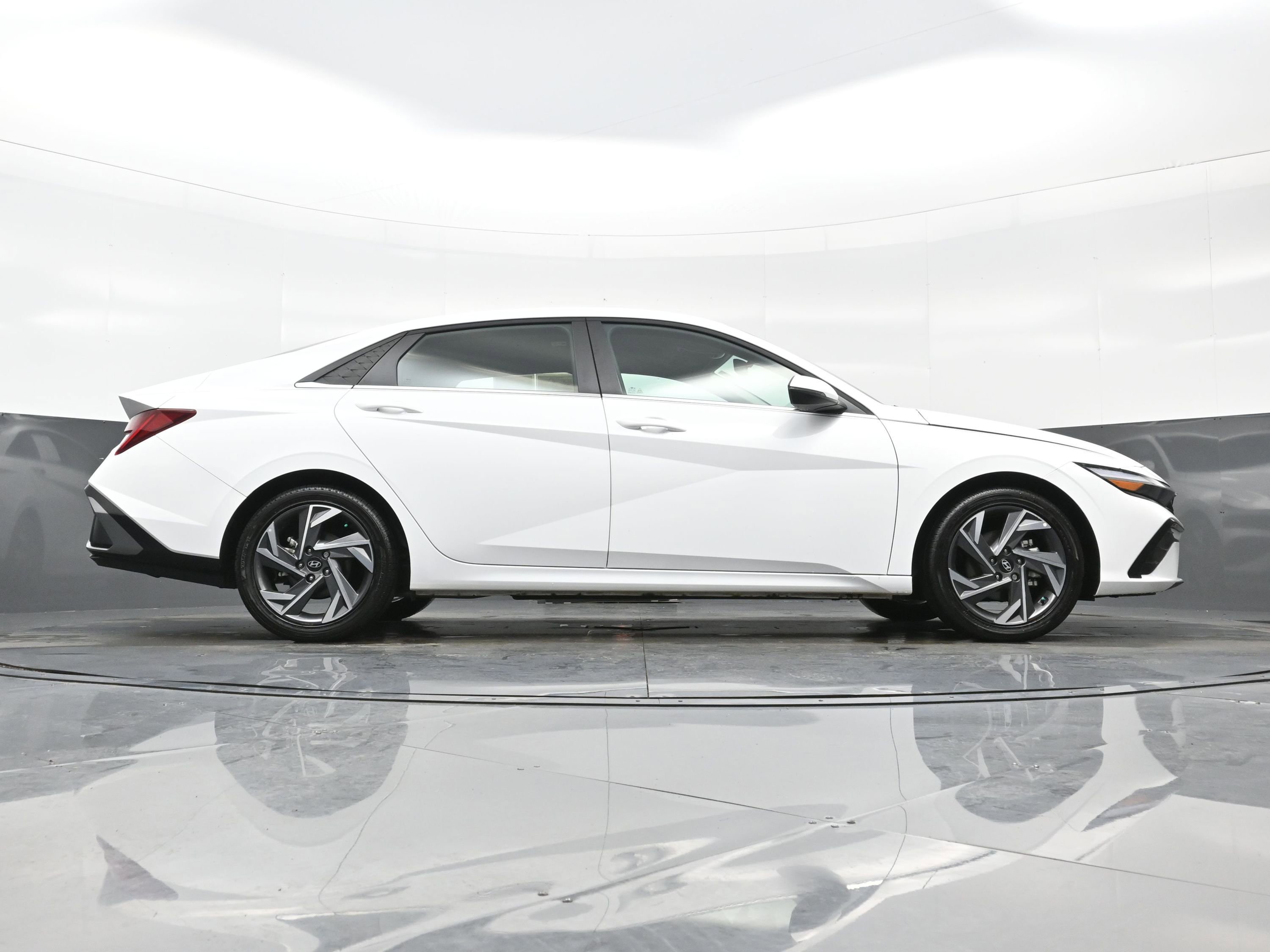 Certified 2025 Hyundai Elantra Limited image 32