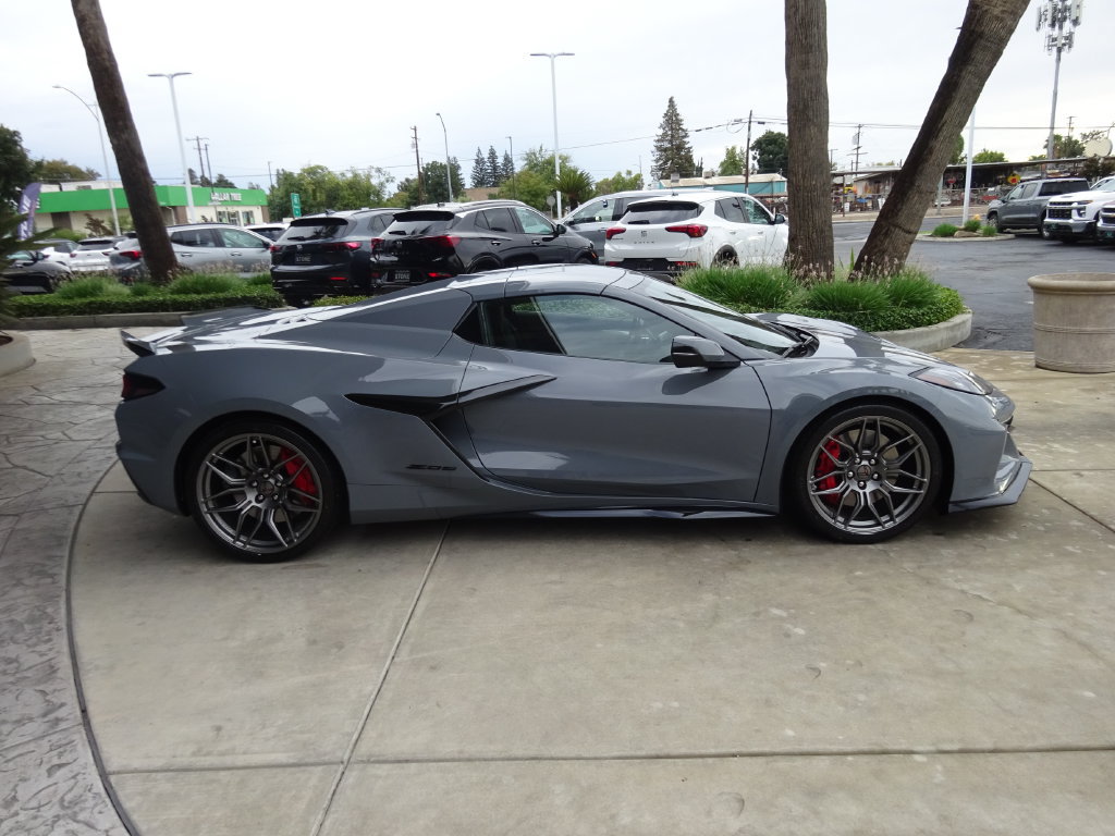 Used 2025 Chevrolet Corvette Z06 RWD image 9