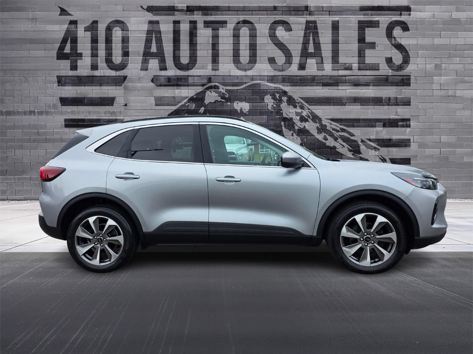 Used 2023 Ford Escape Platinum AWD/4WD image 2