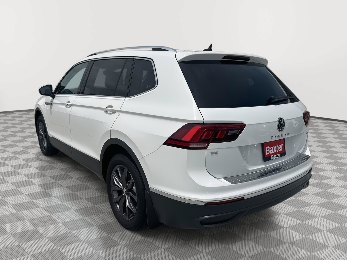 Certified 2024 Volkswagen Tiguan SE w/ Panoramic Sunroof Package AWD/4WD image 8