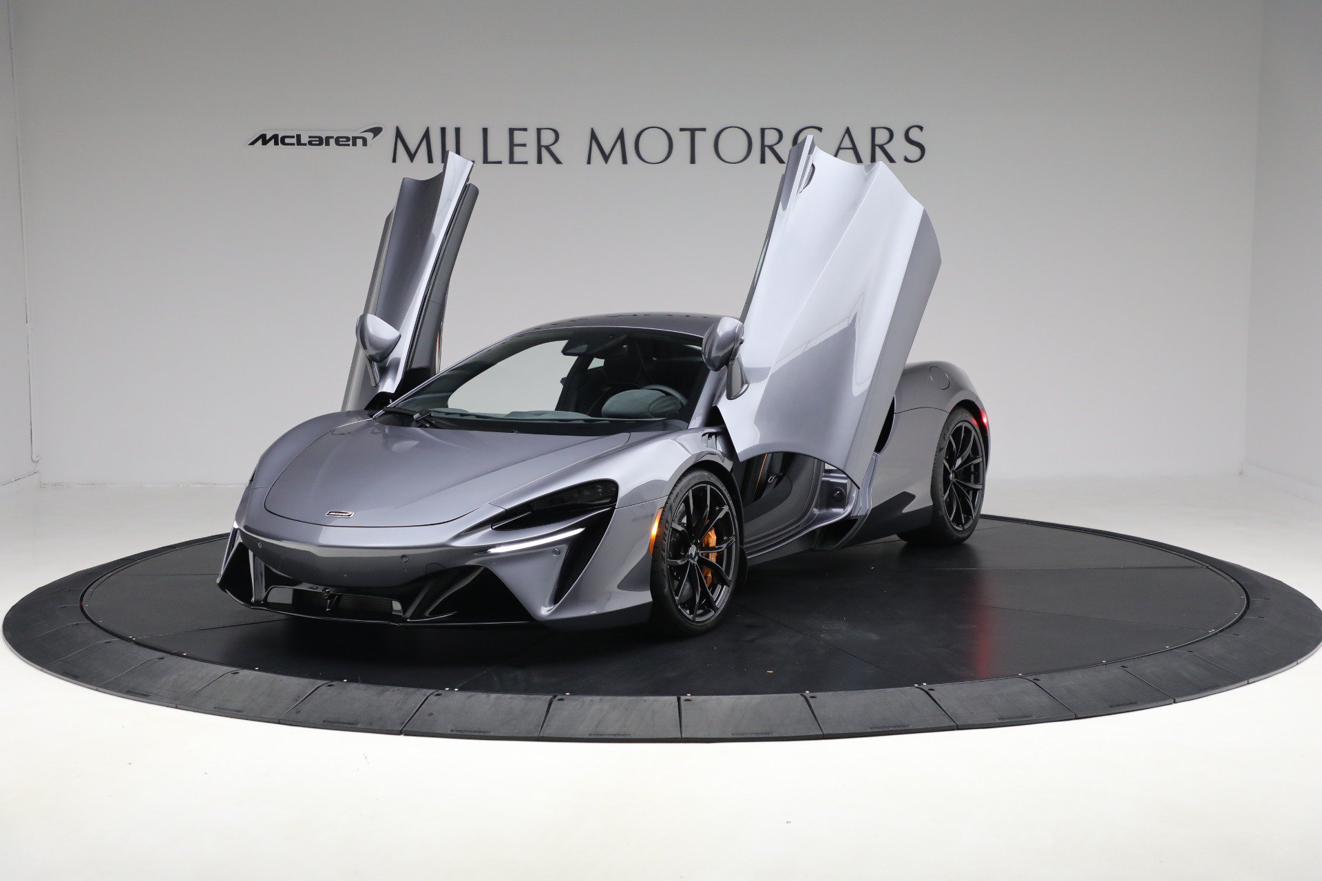 Used 2024 McLaren Artura RWD image 14