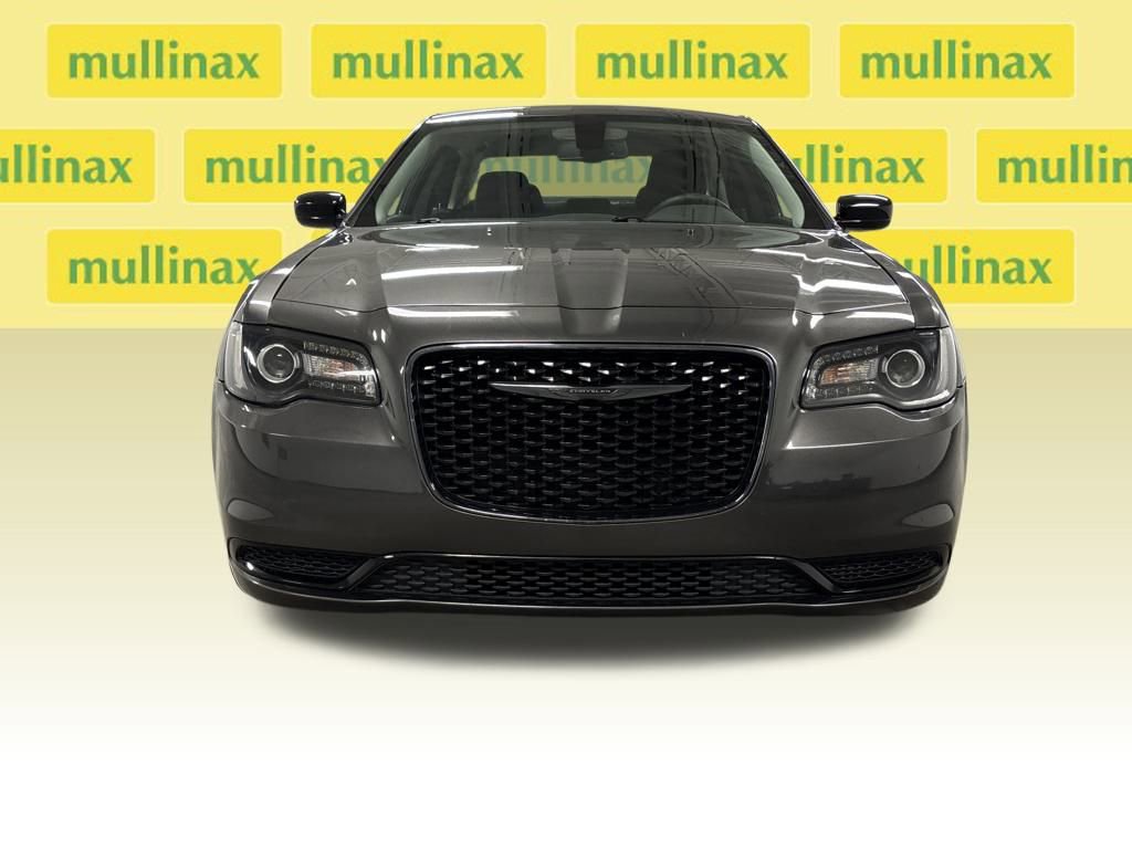 Used 2022 Chrysler 300 Touring w/ Sport Appearance Package image 6