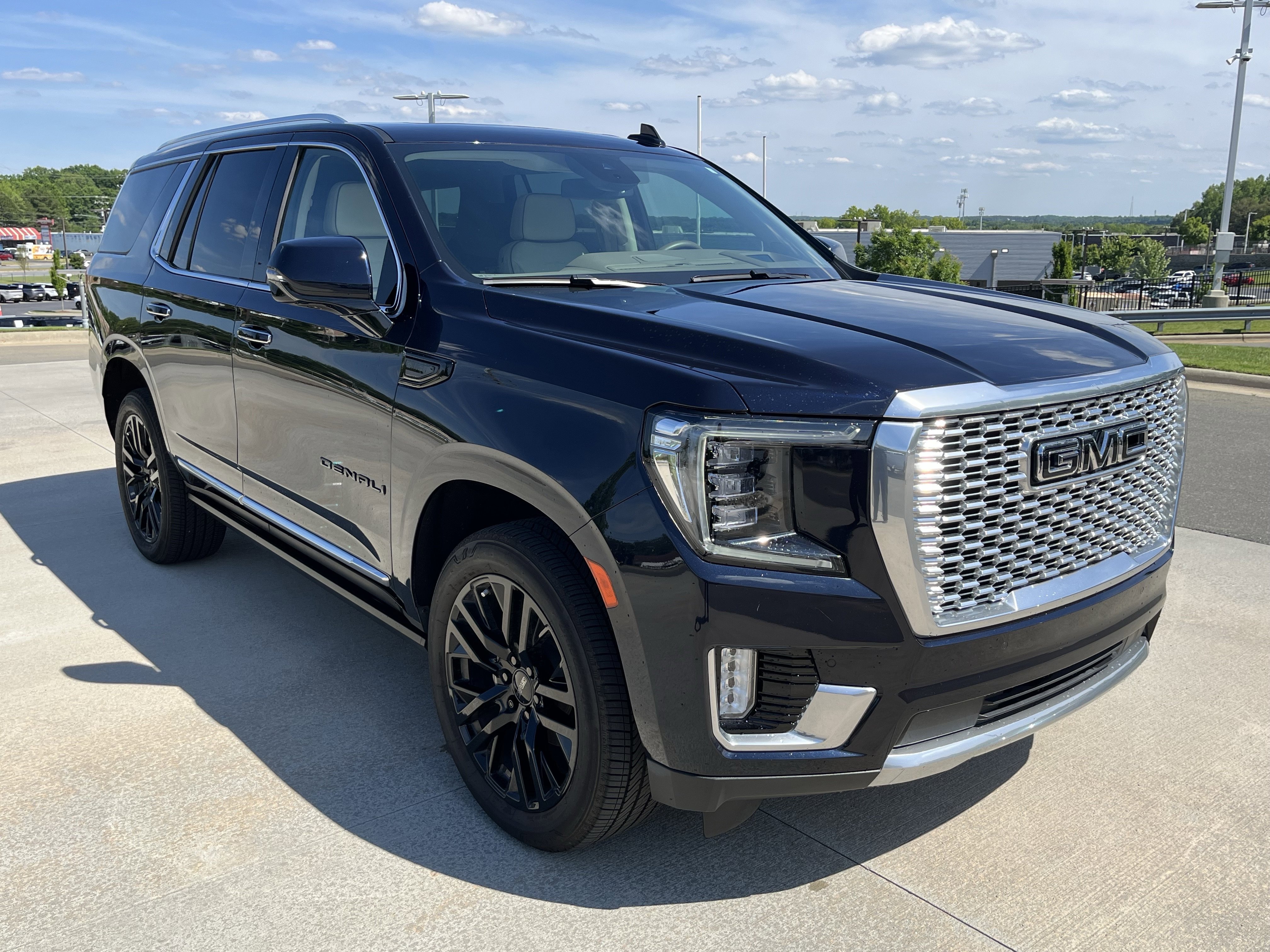 Used 2023 GMC Yukon Denali AWD/4WD image 1