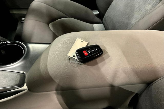 Used 2019 Toyota Camry LE w/ Convenience Package FWD image 34