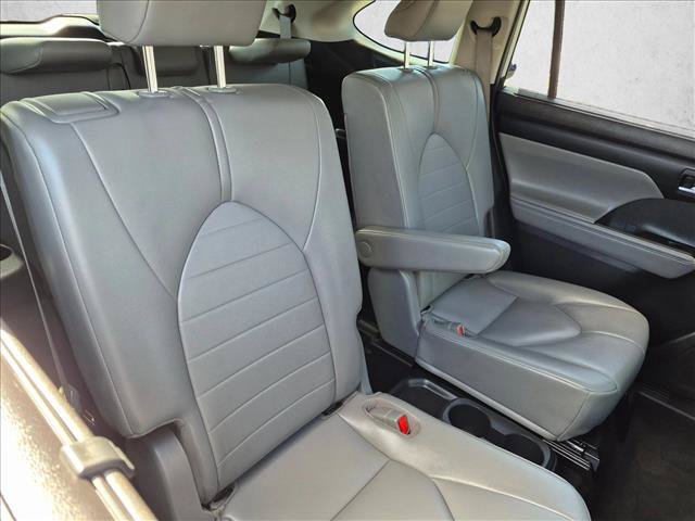 Used 2021 Toyota Highlander XLE AWD/4WD image 19