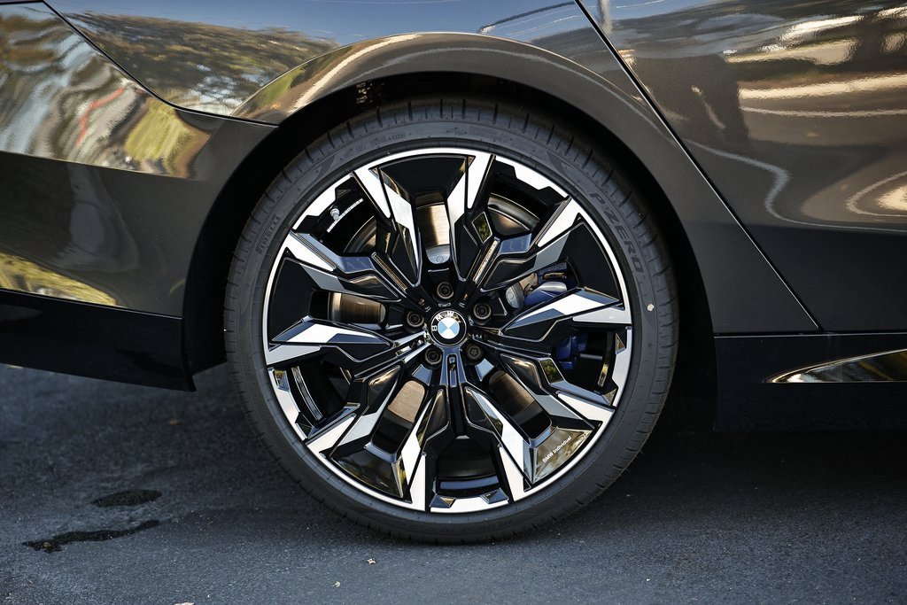 New 2026 BMW 550e xDrive w/ Premium Package image 6