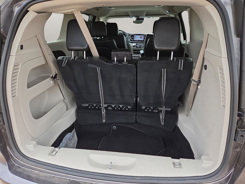Used 2023 Chrysler Pacifica Touring-L FWD image 17