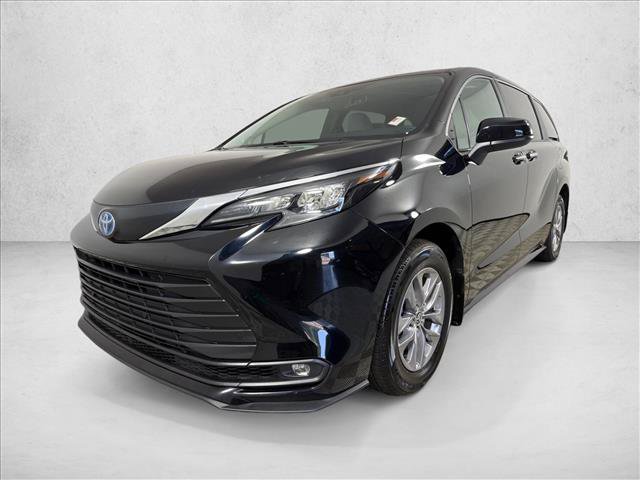 Used 2025 Toyota Sienna XLE w/ XLE Plus Package FWD image 8