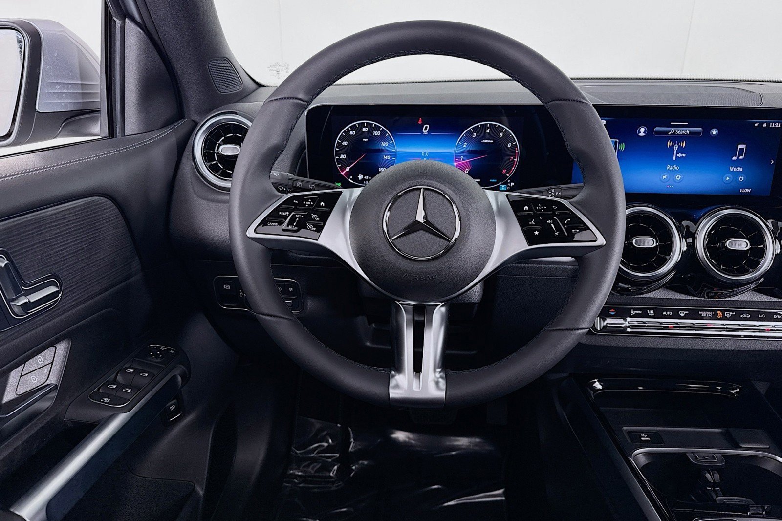 New 2026 Mercedes-Benz GLB 250 image 4