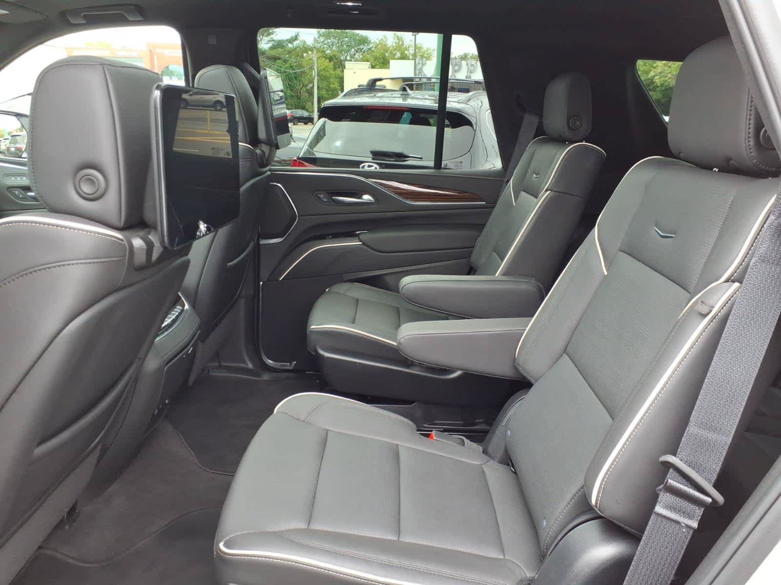 Used 2024 Cadillac Escalade Premium Luxury w/ Performance Package AWD/4WD image 12