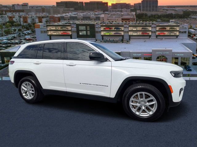 Used 2023 Jeep Grand Cherokee Laredo w/ Luxury Tech Group I AWD/4WD image 1