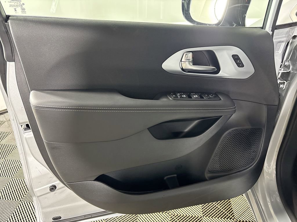 New 2026 Chrysler Pacifica Limited image 10