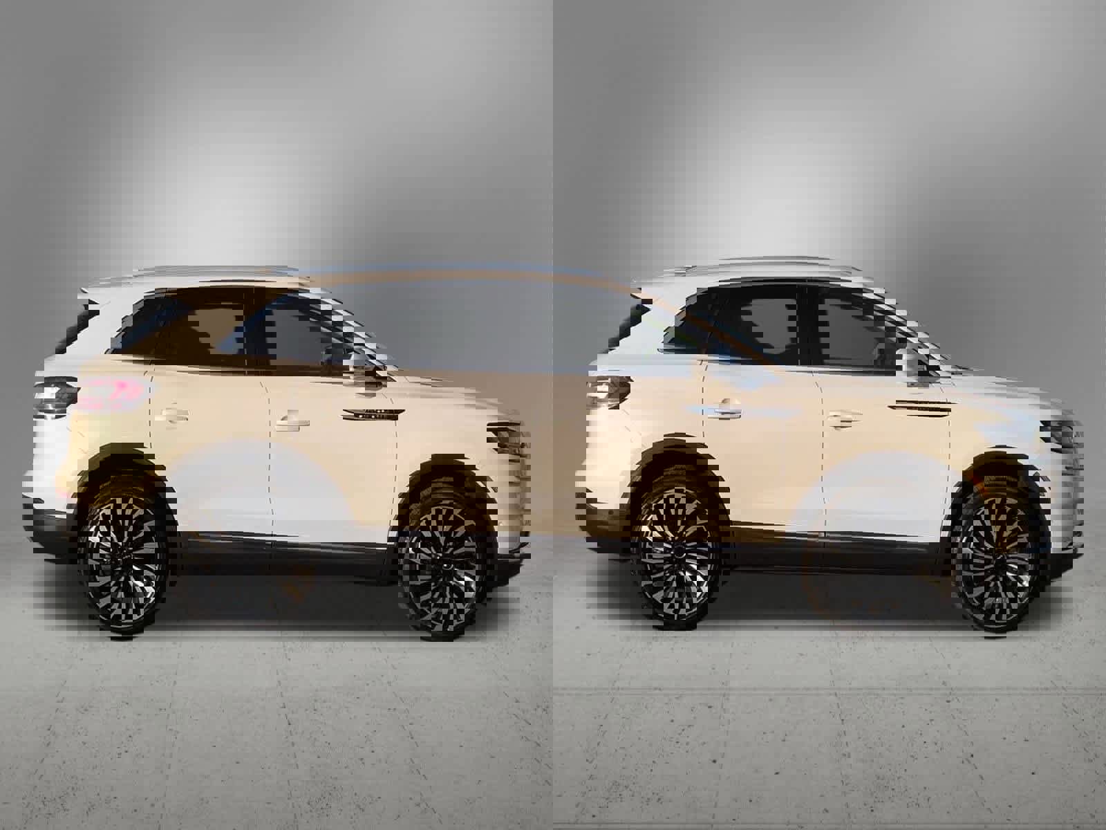 Used 2023 Lincoln Nautilus Black Label w/ Cargo Utility Package image 7