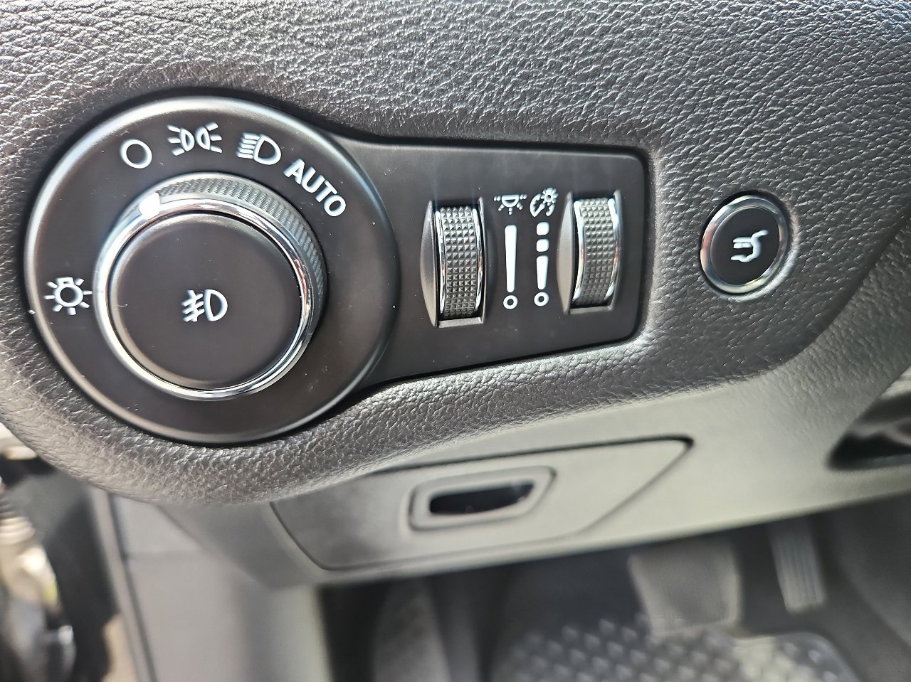 Used 2020 Jeep Cherokee Latitude Plus image 28