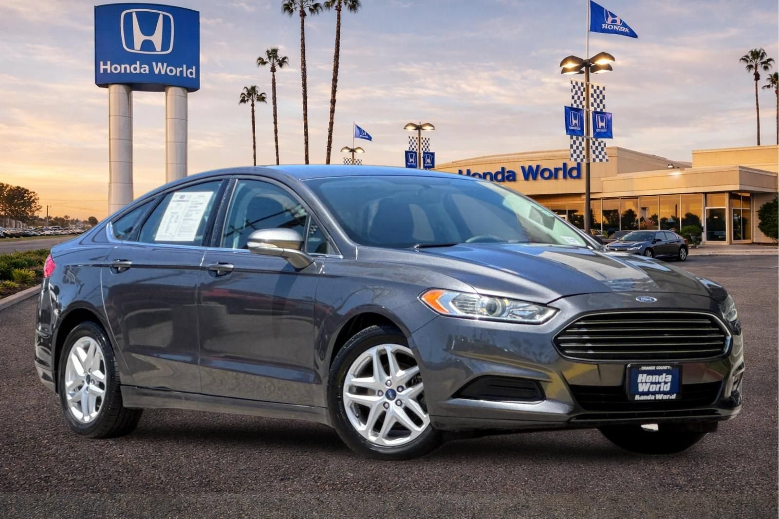 Used 2015 Ford Fusion SE FWD image 2