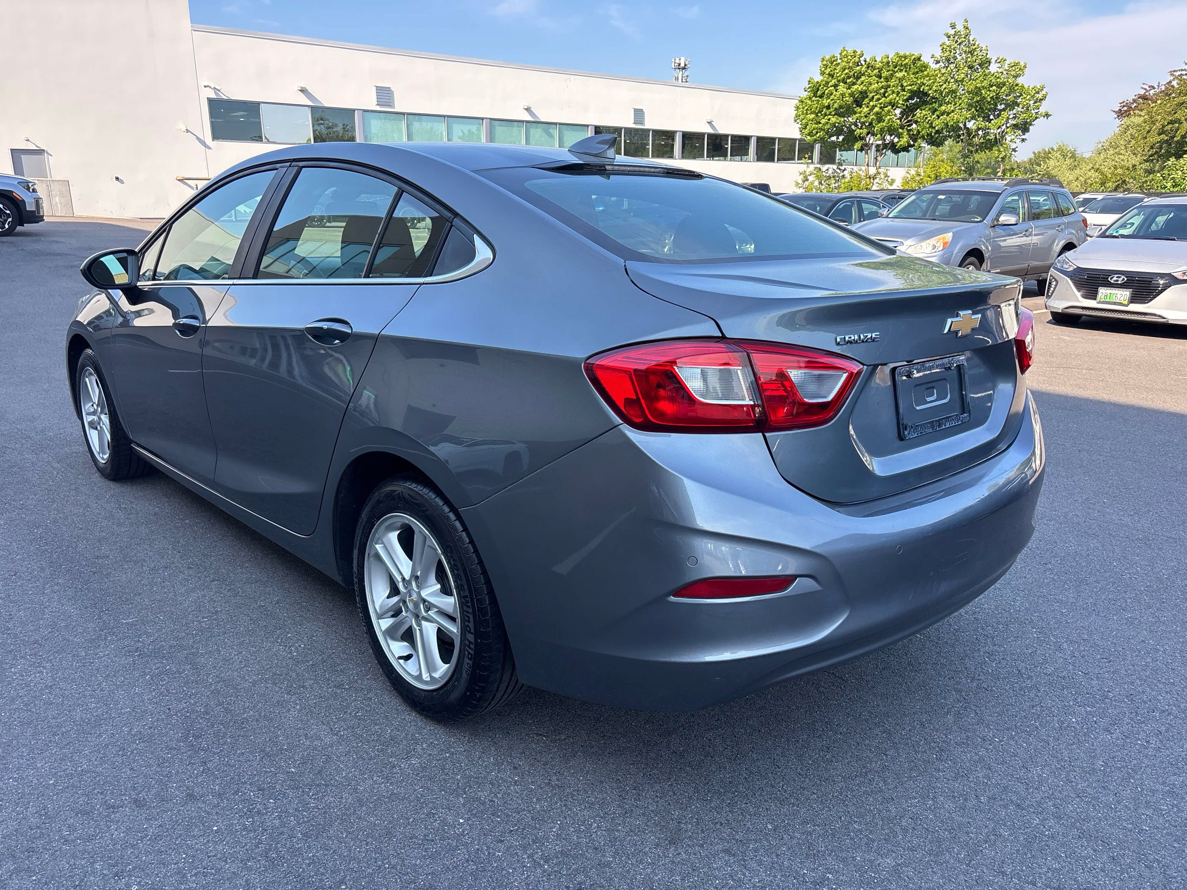 Used 2018 Chevrolet Cruze LT w/ Convenience Package FWD image 3