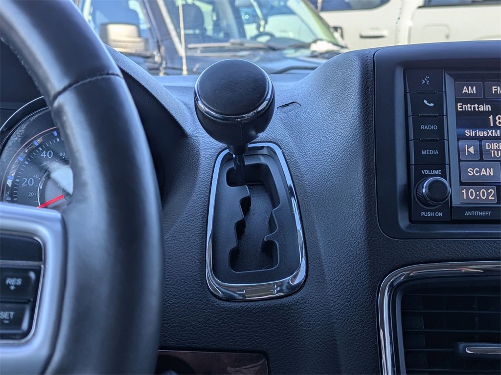 Used 2014 Chrysler Town & Country Touring-L w/ Driver Convenience Group image 12