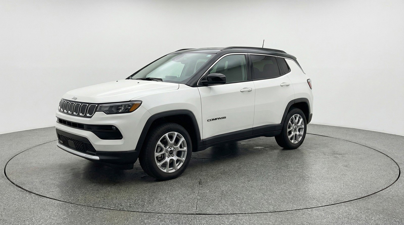 Used 2025 Jeep Compass Limited image 3