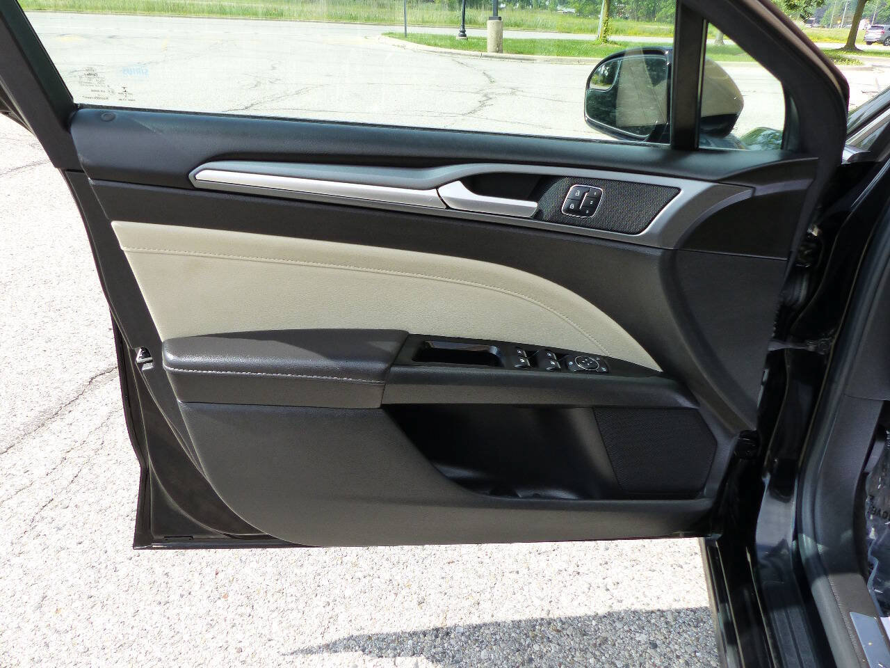 Used 2016 Ford Fusion Titanium FWD image 19