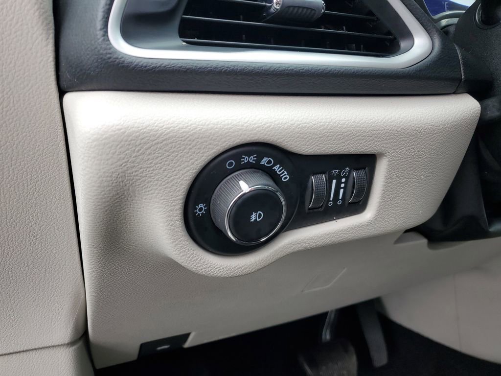 Used 2023 Chrysler Pacifica Touring-L image 13