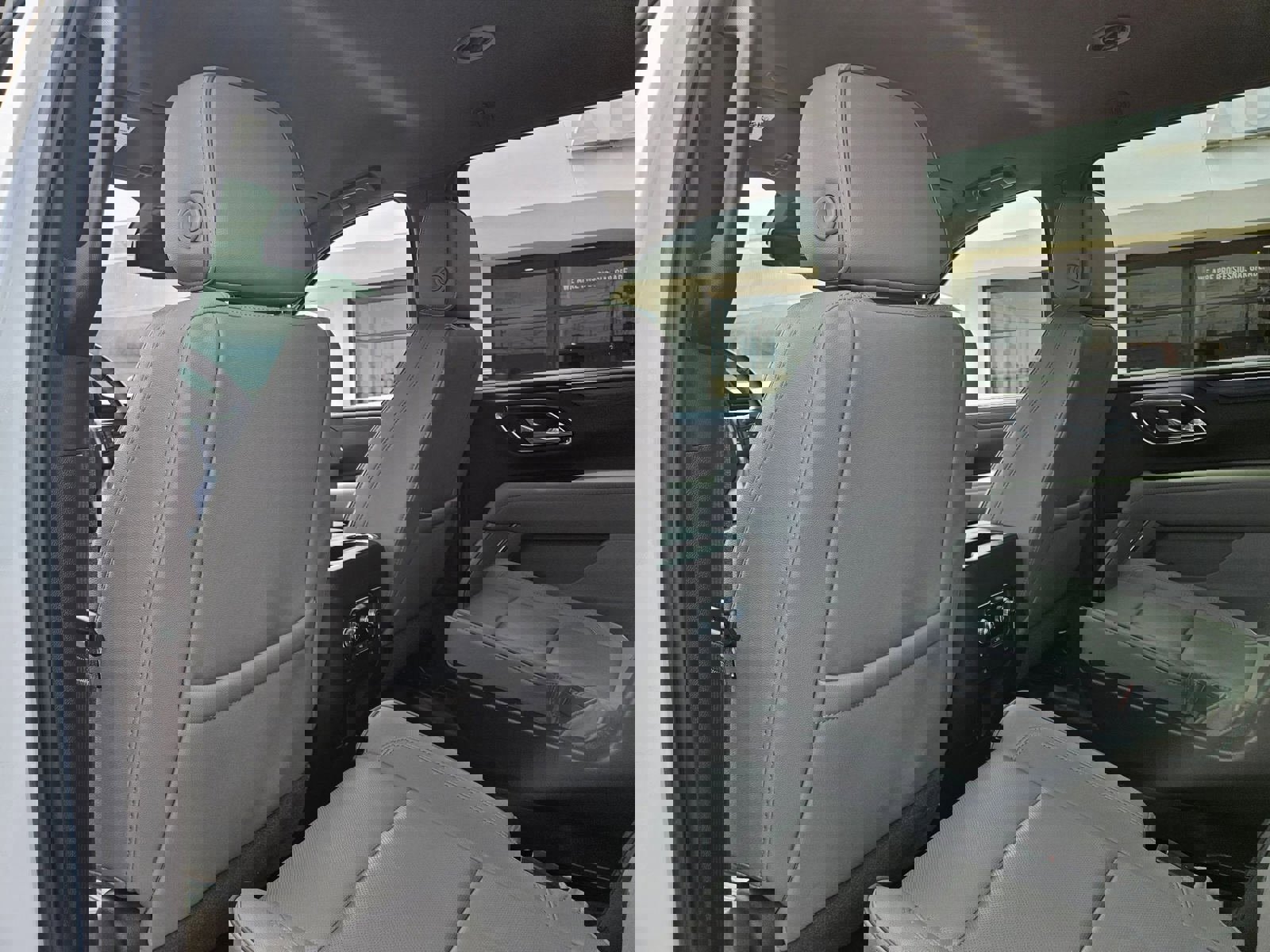 Used 2024 GMC Yukon SLT w/ SLT Luxury Package image 23