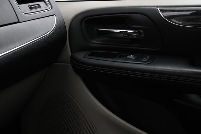 Used 2014 Chrysler Town & Country Touring-L w/ Driver Convenience Group image 17