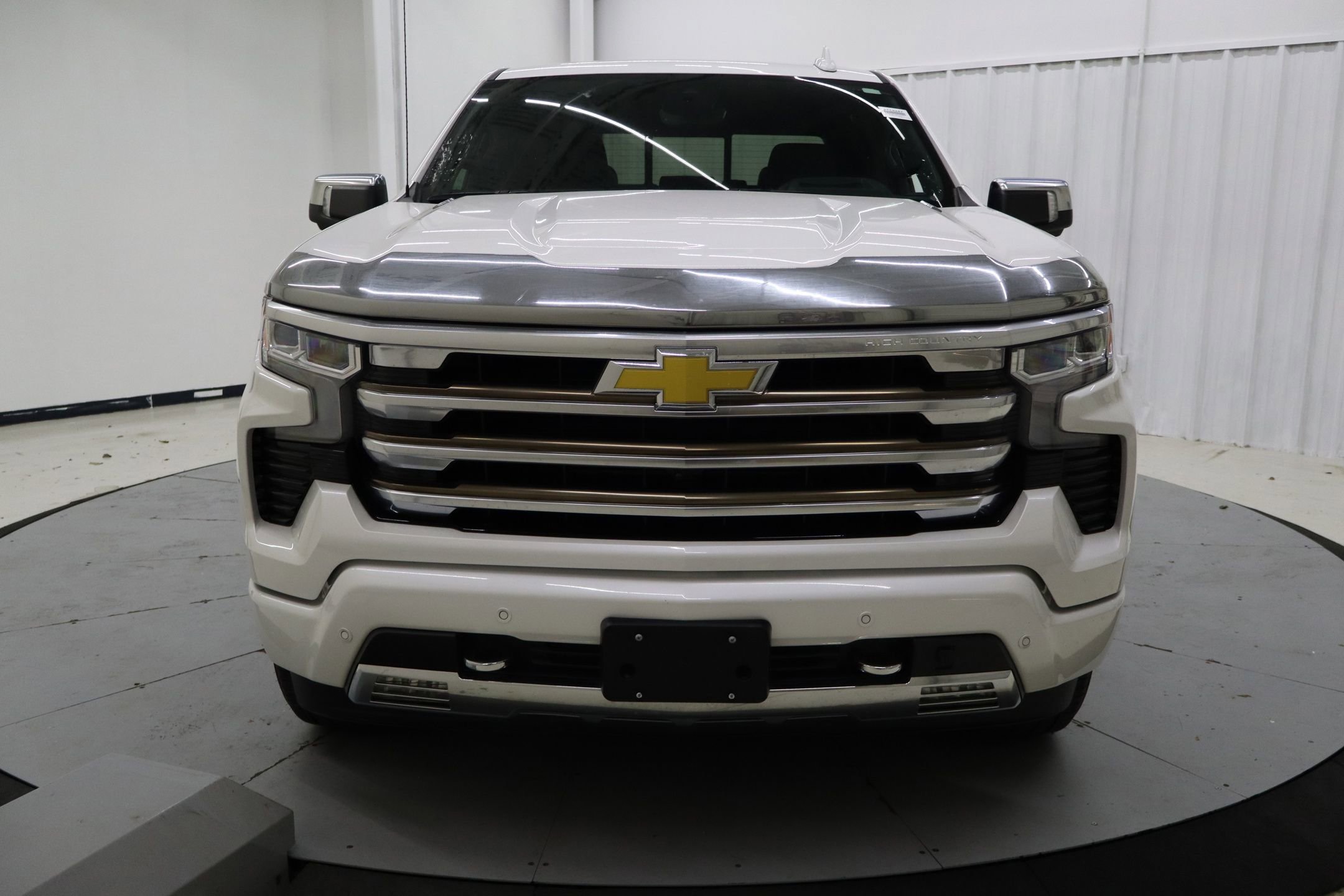 Used 2022 Chevrolet Silverado 1500 High Country w/ Technology Package image 9