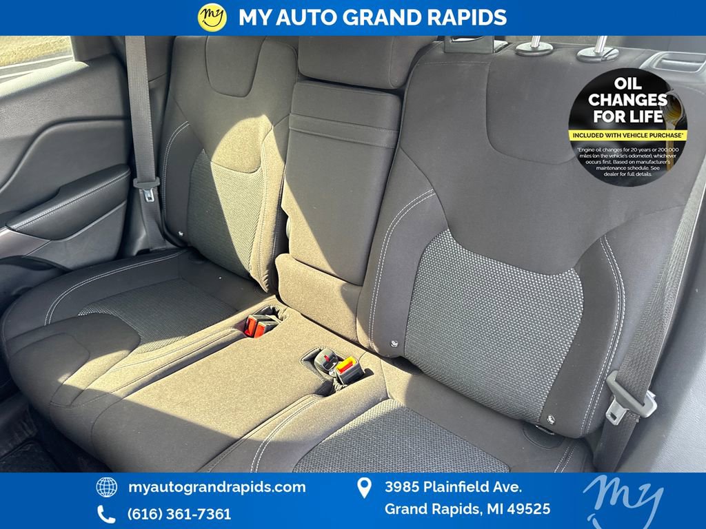 Used 2019 Jeep Cherokee Latitude w/ Cold Weather Group AWD/4WD image 28