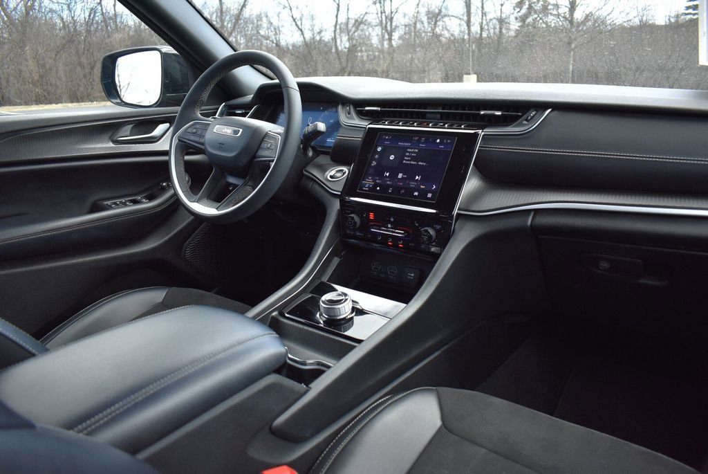 Used 2024 Jeep Grand Cherokee Altitude image 32