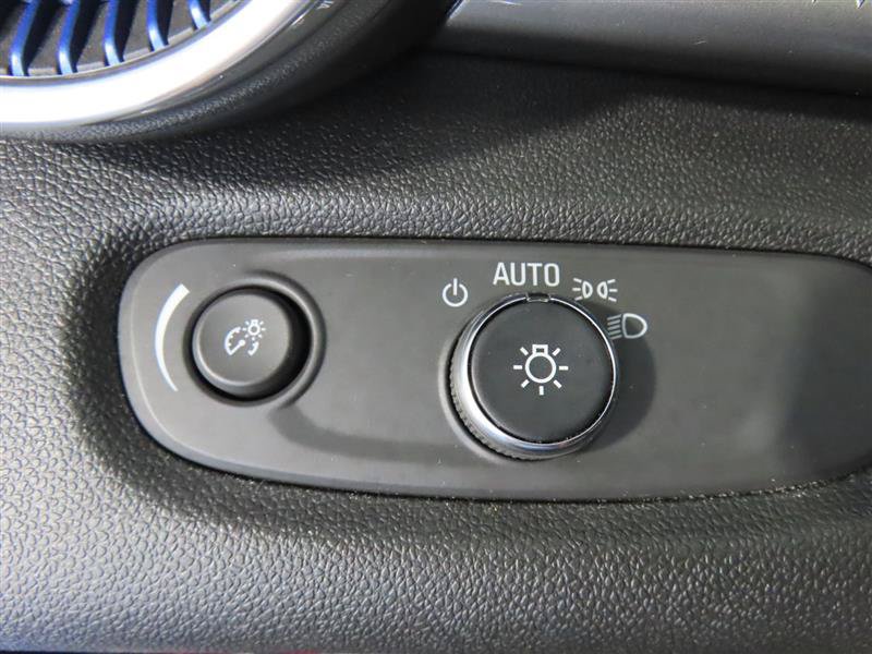Used 2025 Chevrolet Trax LT w/ LT Convenience Package FWD image 17