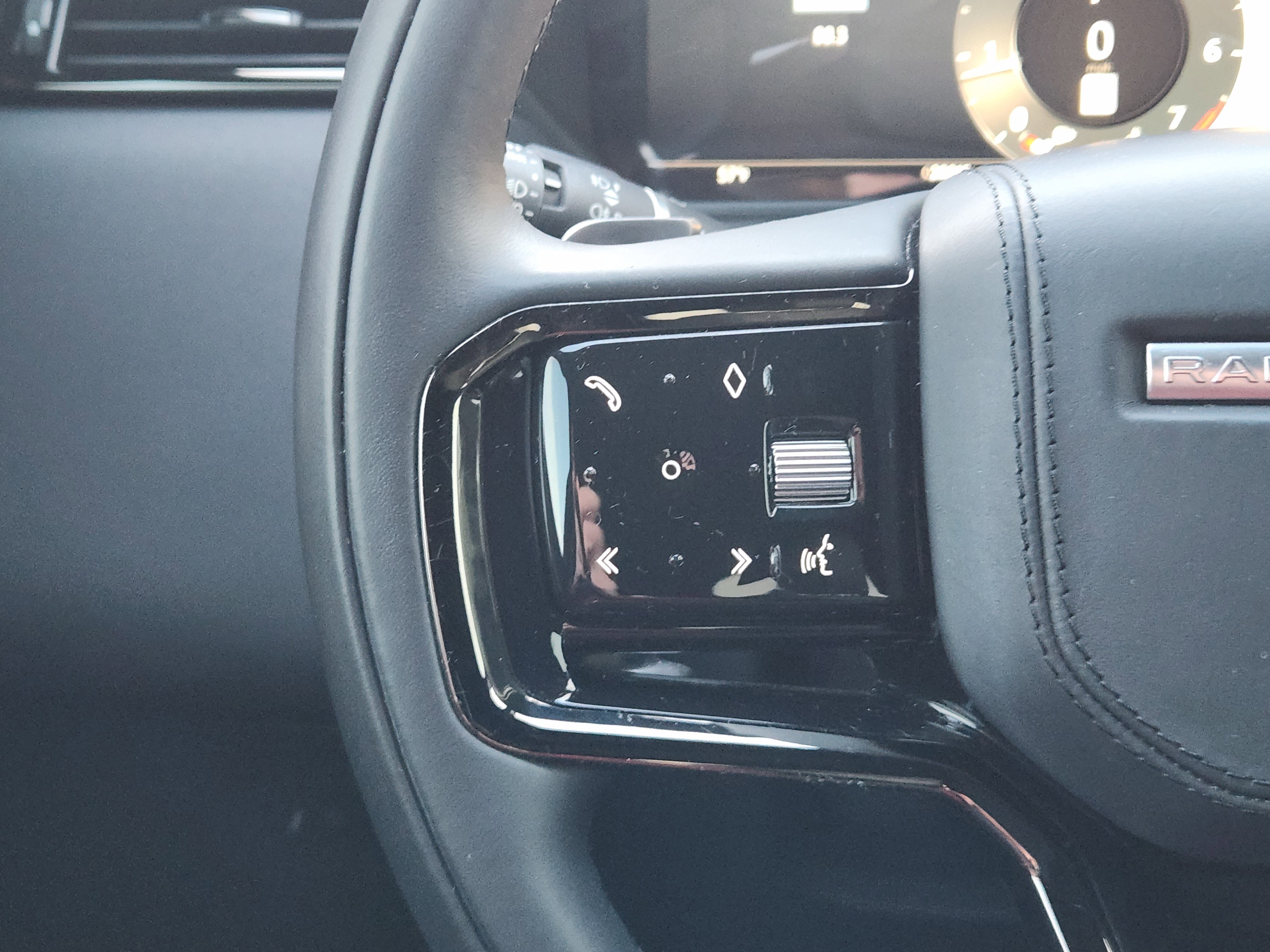 Certified 2024 Land Rover Range Rover Velar Dynamic SE image 30