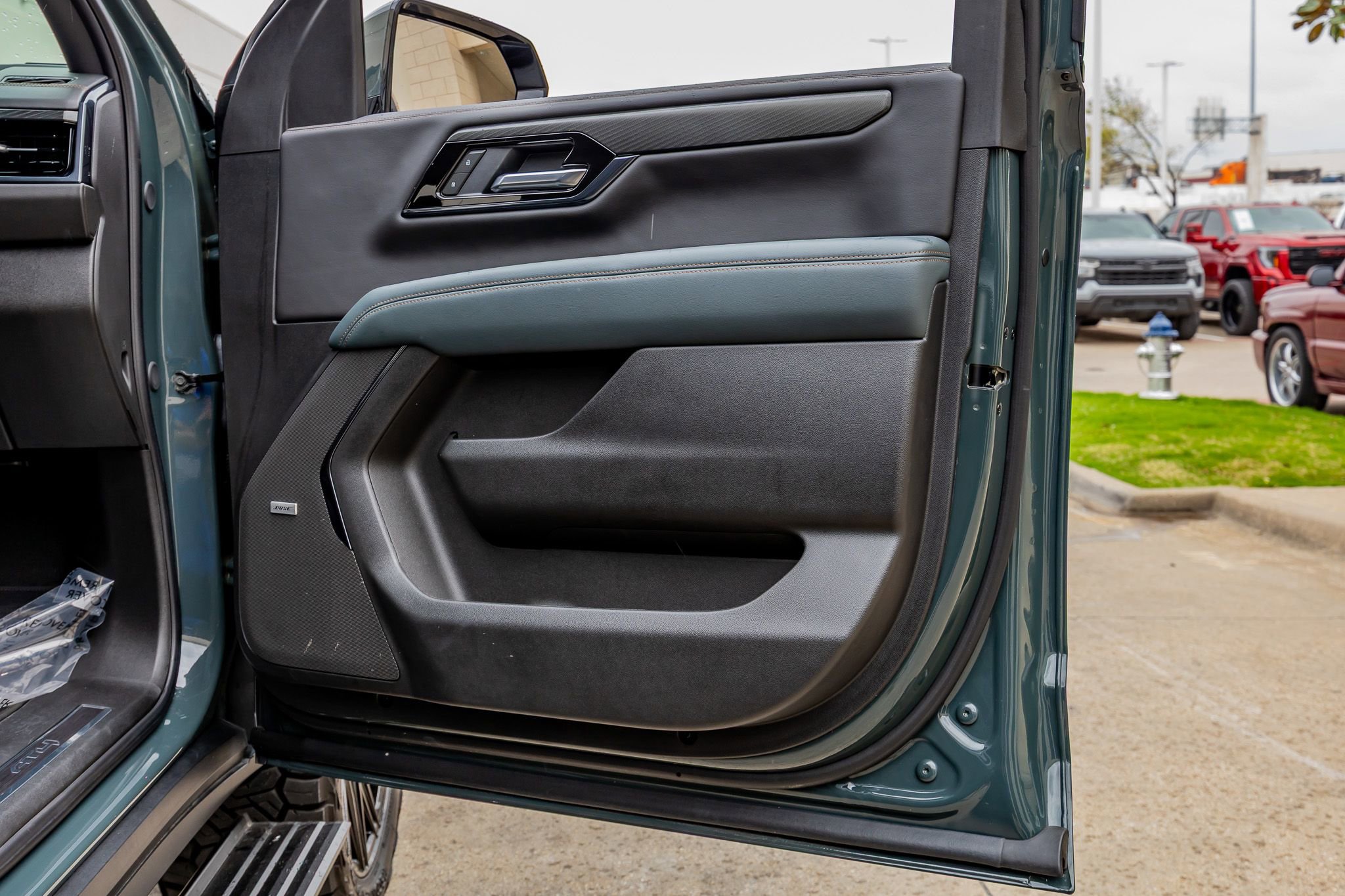 Used 2025 GMC Yukon AT4 w/ AT4 Premium Plus Package image 39