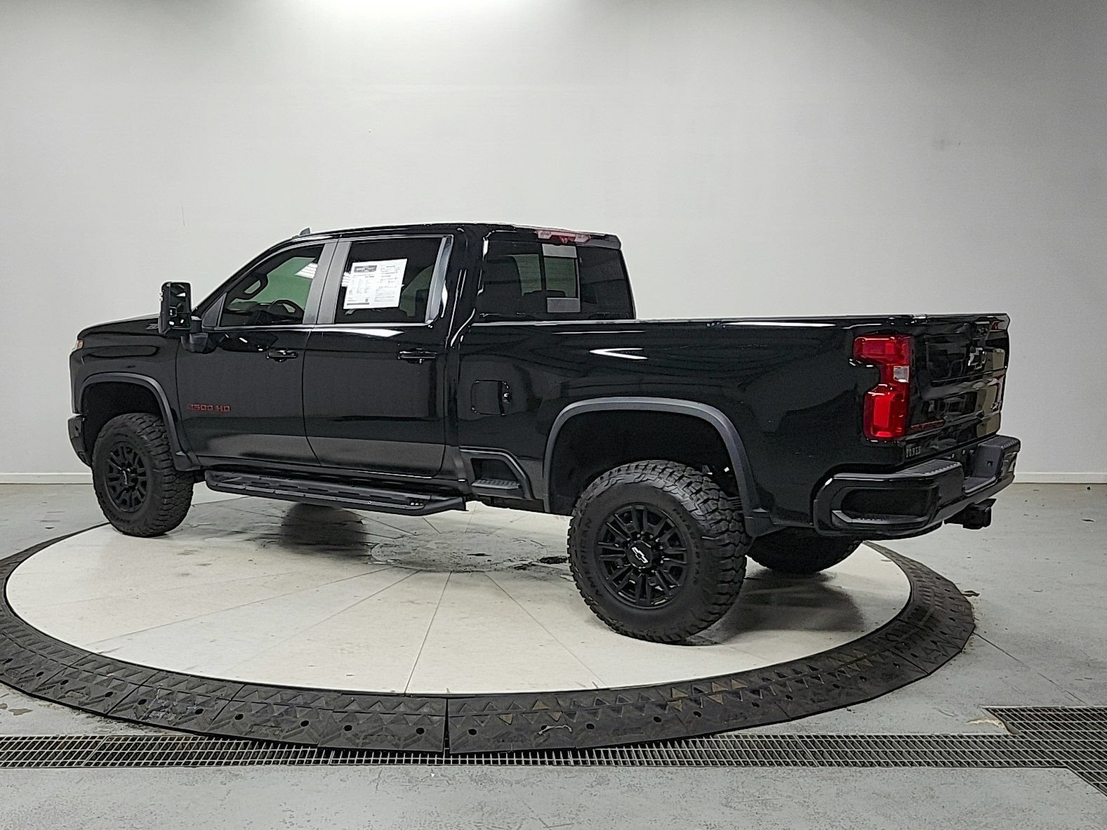 Used 2024 Chevrolet Silverado 2500 ZR2 w/ Technology Package AWD/4WD image 5