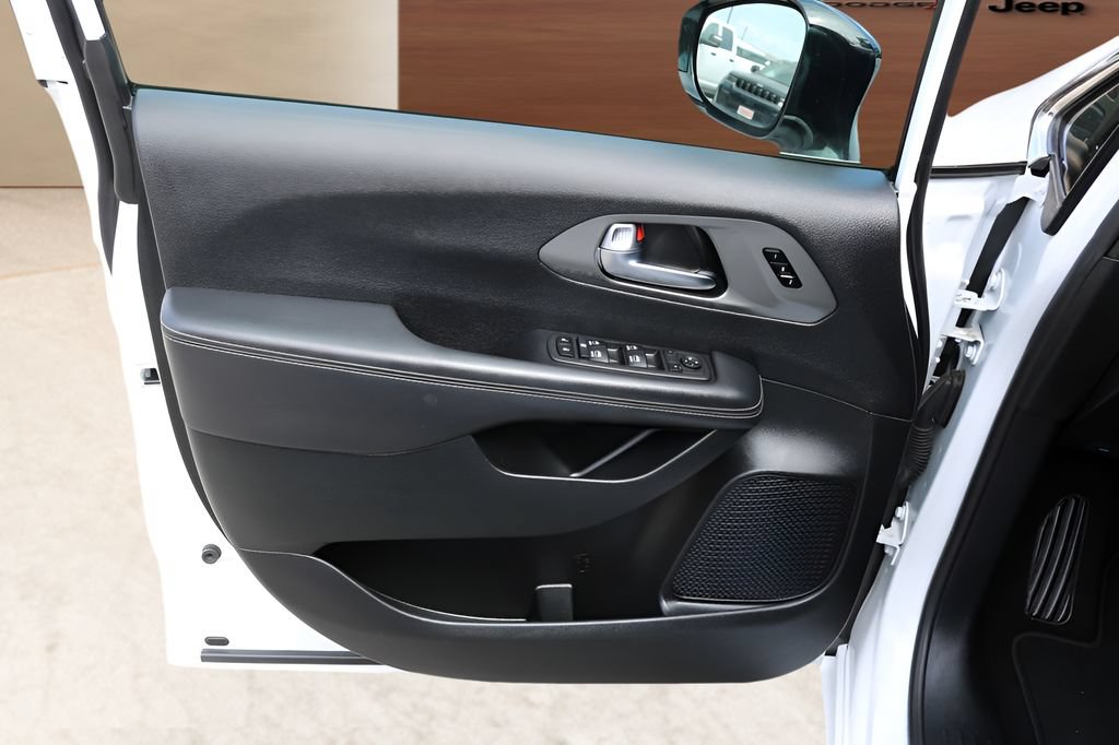 Used 2025 Chrysler Pacifica Select FWD image 11