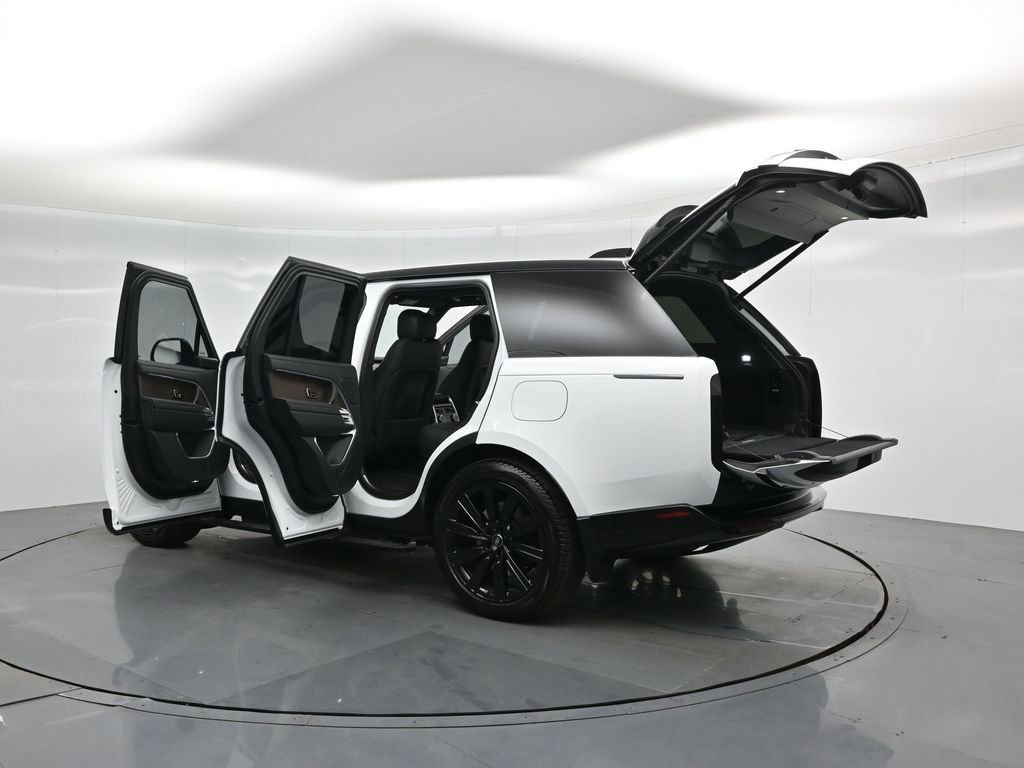 Used 2025 Land Rover Range Rover SE image 31