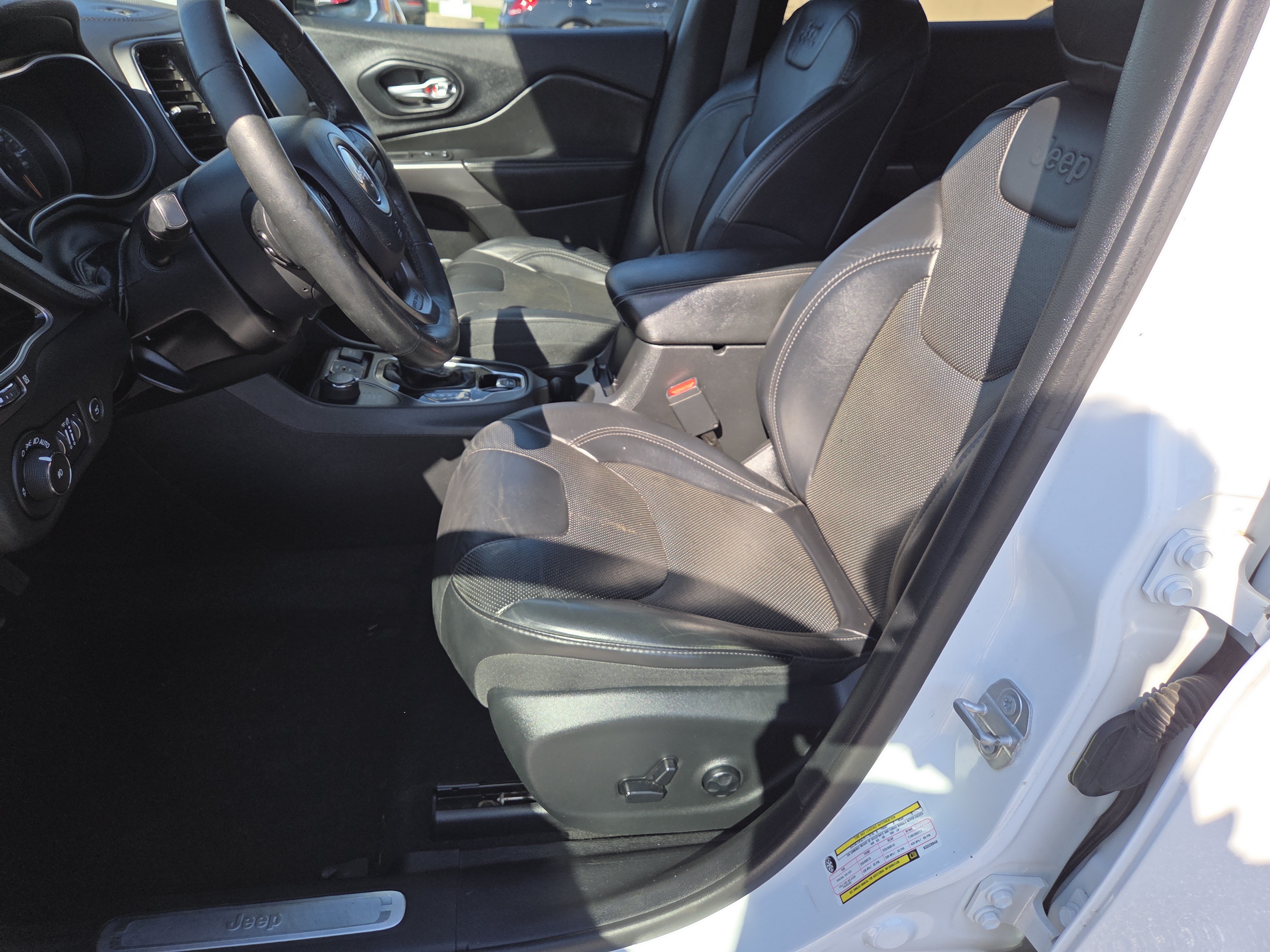 Used 2019 Jeep Cherokee Limited AWD/4WD image 16