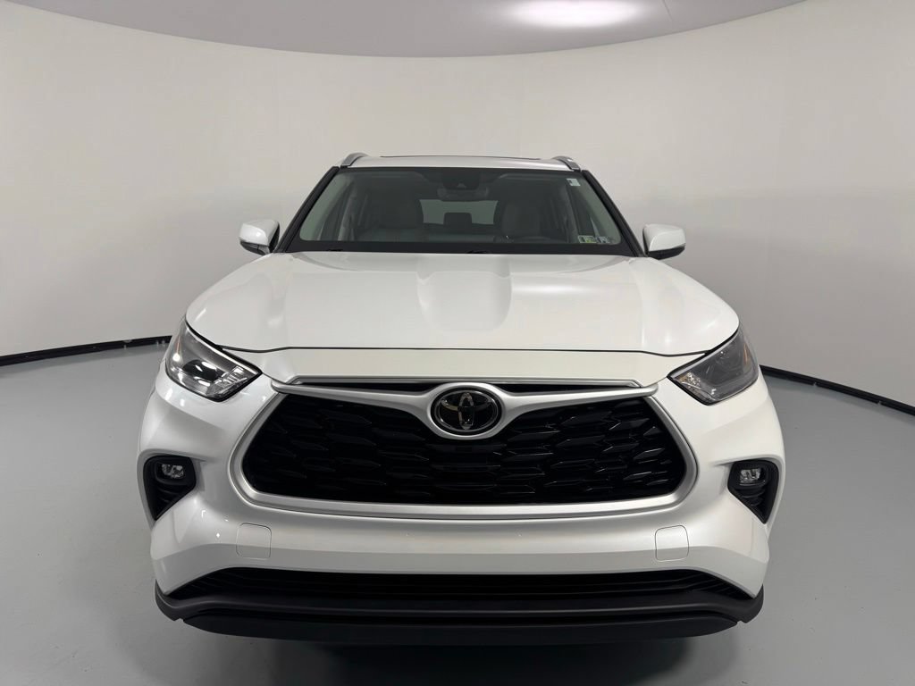 Used 2023 Toyota Highlander XLE AWD/4WD image 2