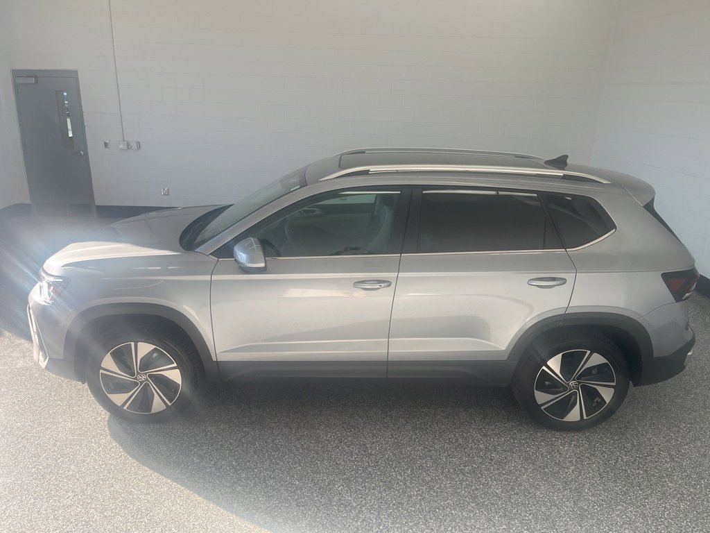 Certified 2025 Volkswagen Taos SE image 2