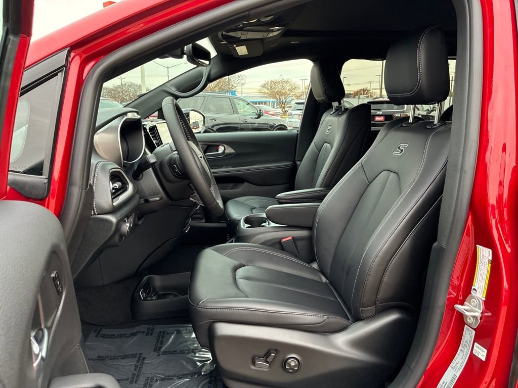 New 2026 Chrysler Pacifica Select AWD/4WD image 10