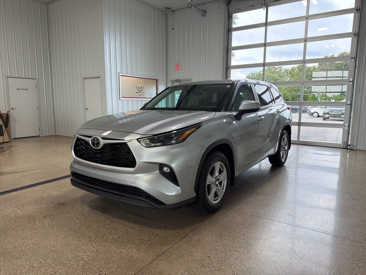 Used 2023 Toyota Highlander LE AWD/4WD image 2