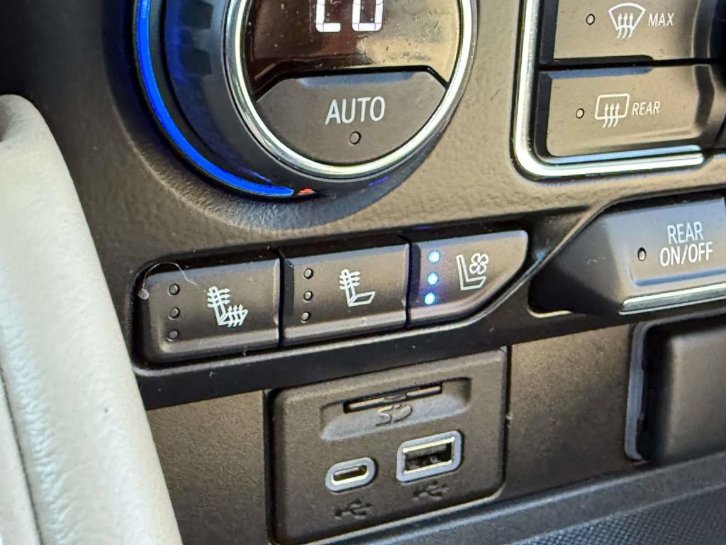 Used 2021 Chevrolet Tahoe Premier AWD/4WD image 29