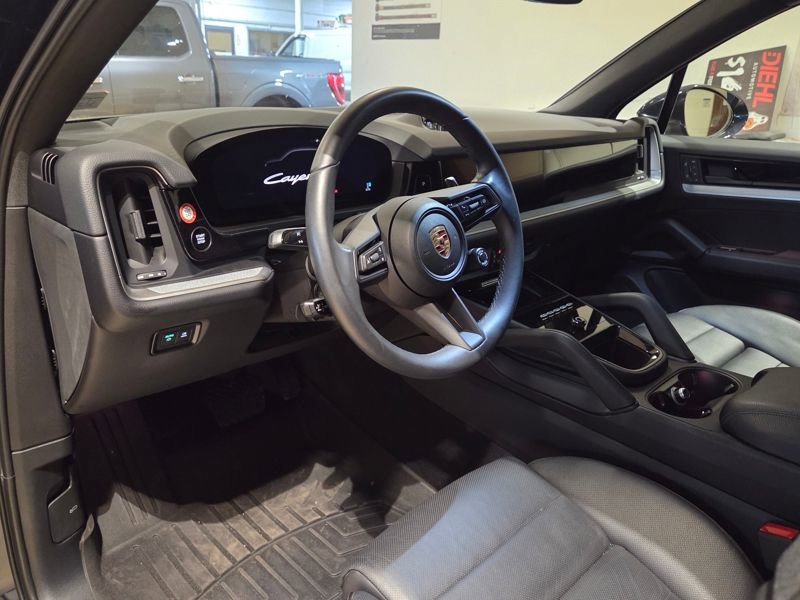 Used 2024 Porsche Cayenne AWD/4WD image 5