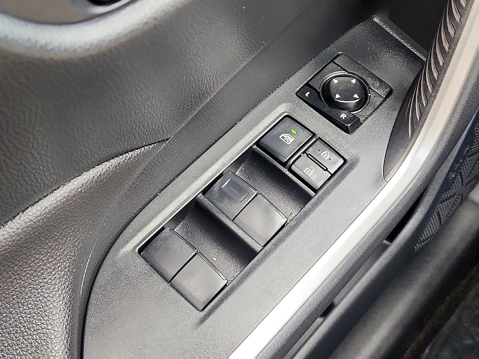 Used 2019 Toyota RAV4 LE image 22