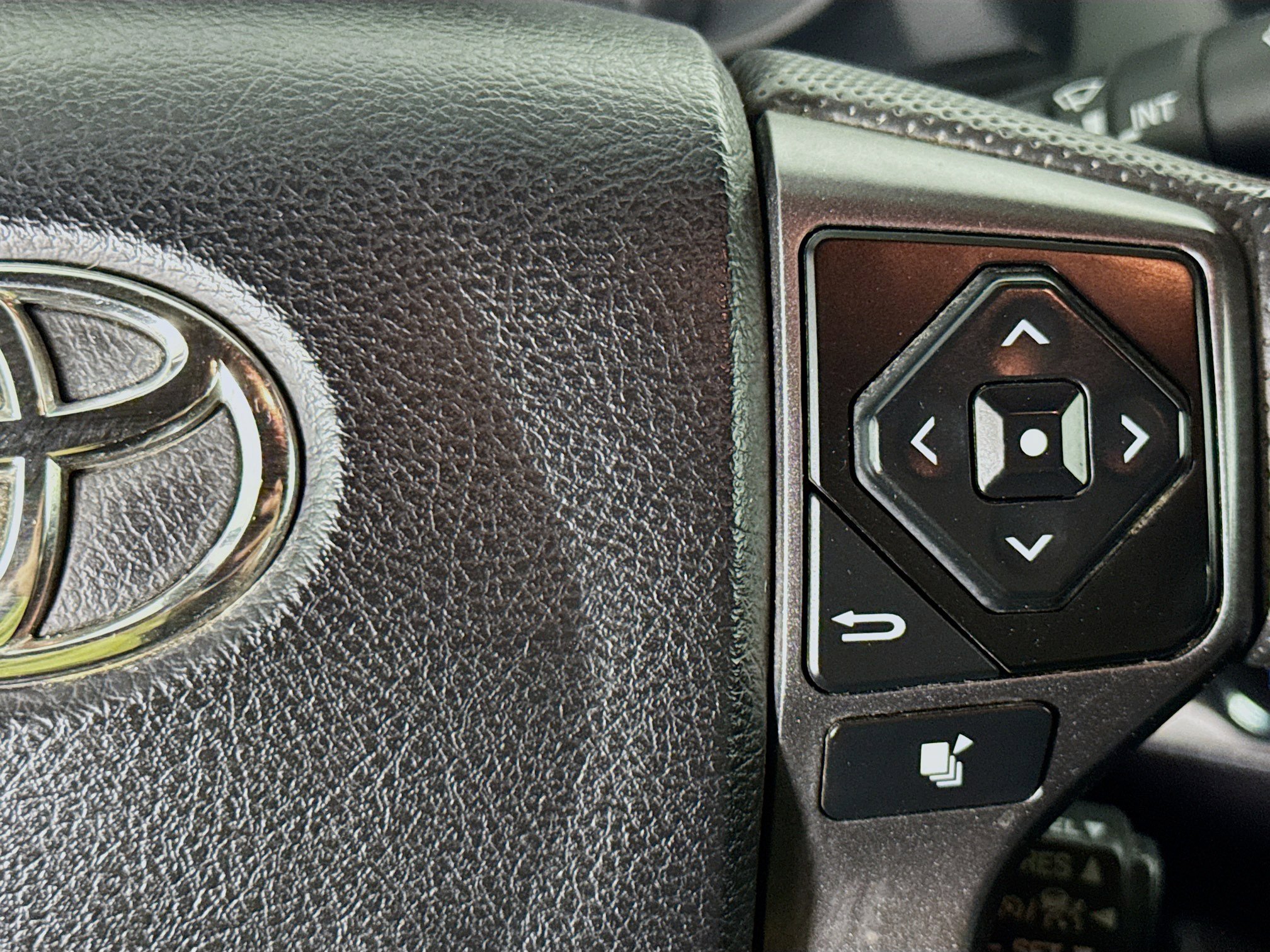 Used 2022 Toyota Tacoma TRD Sport w/ TRD Premium Sport Package RWD image 14